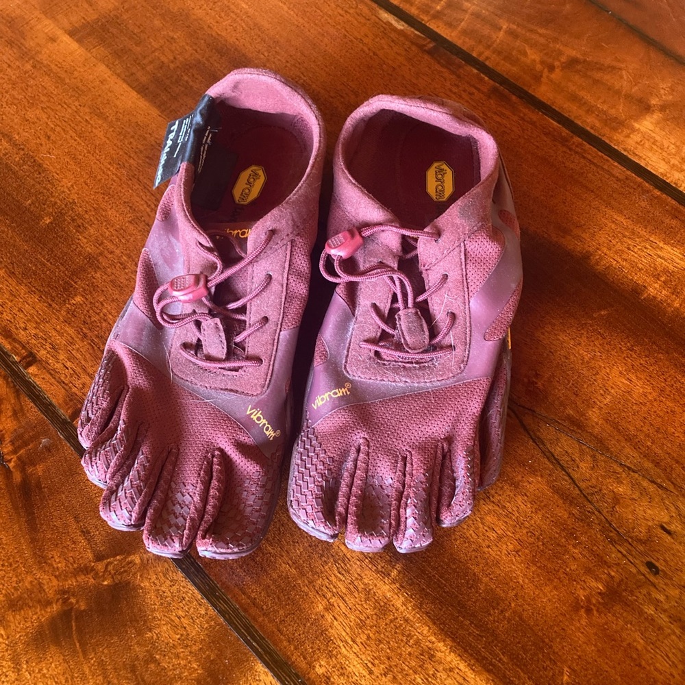 Maroon Vibram 5-fingered shoes, size 9